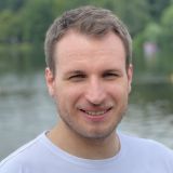 Mann mit weißem T-Shirt, im Hintergrund der Rantzauer See